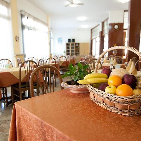 Hotel Milan Rosolina Mare Kültér fotó