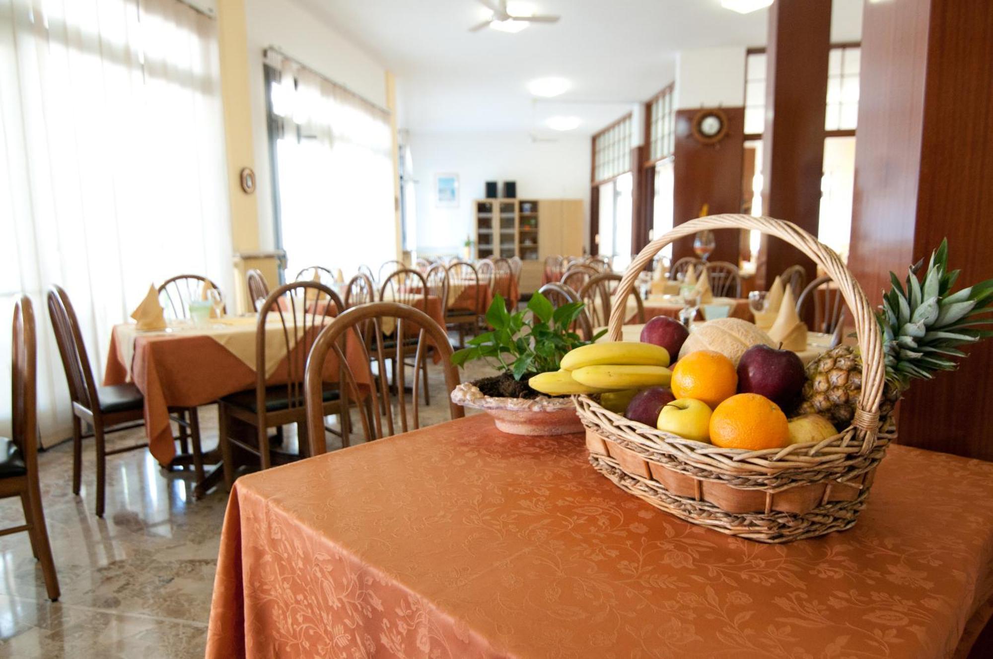 Hotel Milan Rosolina Mare Kültér fotó